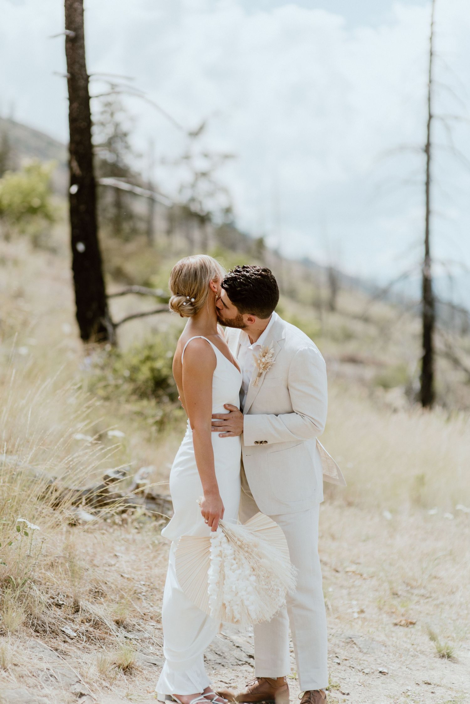 kelowna-summer-wedding-bride-groom-kissing