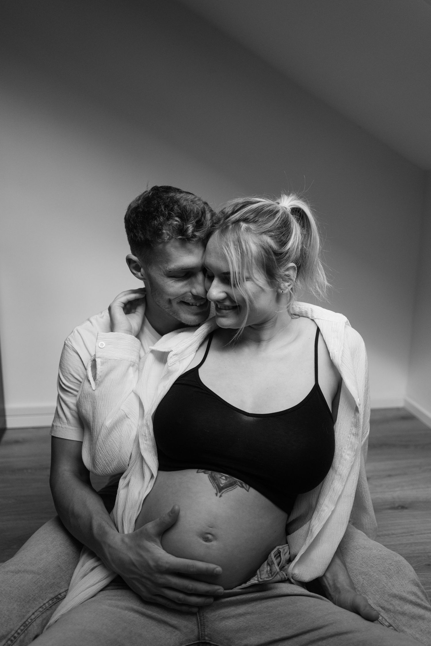 Elegantes Schwangerschaftsporträt im Studio – Fotograf Tübingen.