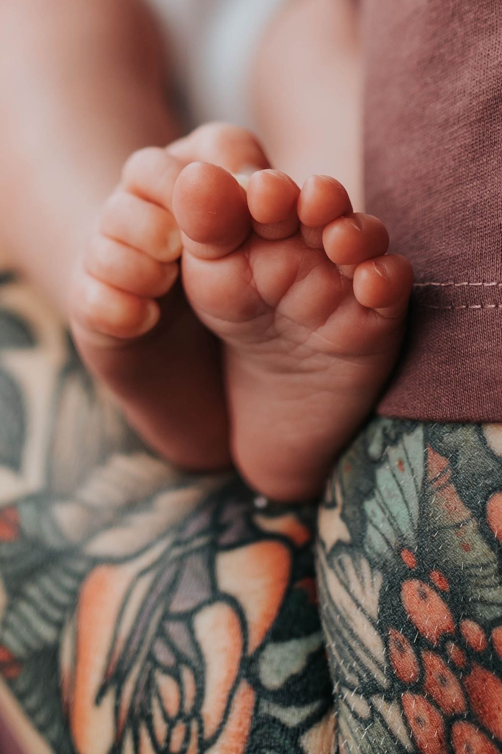 zbliżenie na stópki noworodka i tatuaże taty - sesja rodzinna Kraków