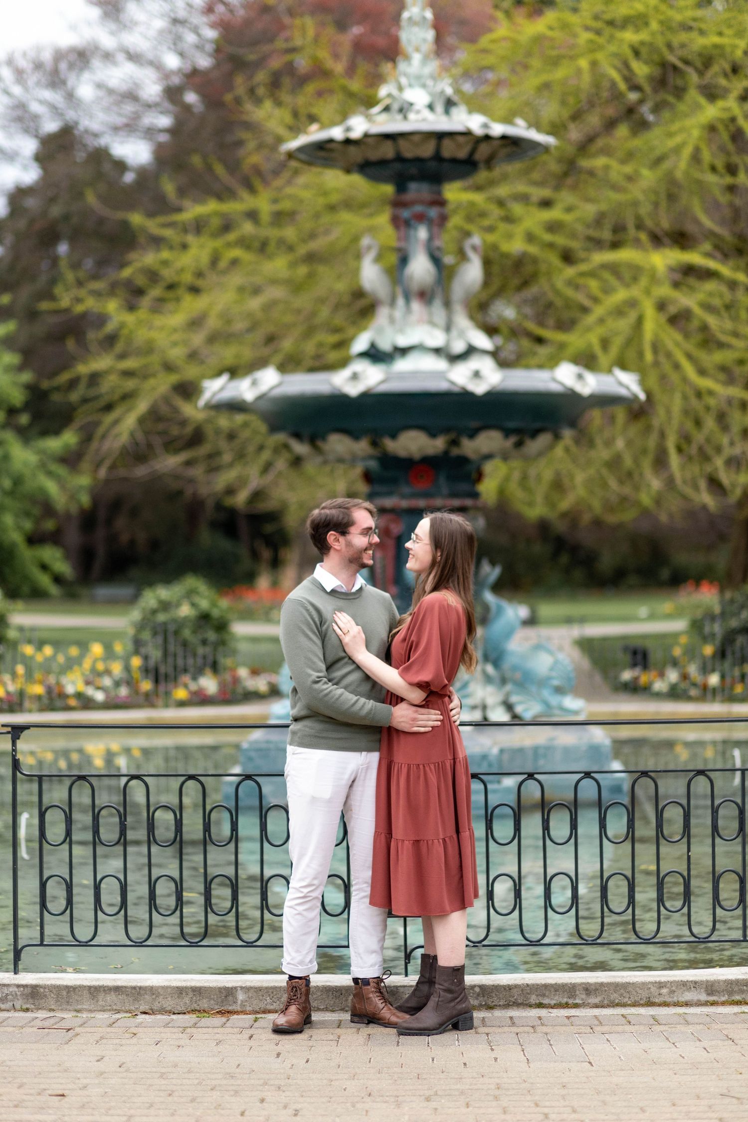 couple facing each other in front of a foundation at the botanic gardens