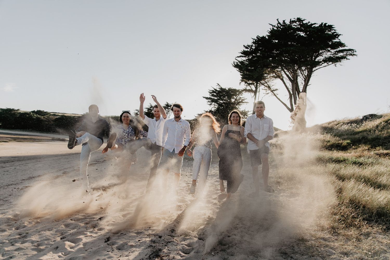 famille heureuse sur la plage saint coulomb