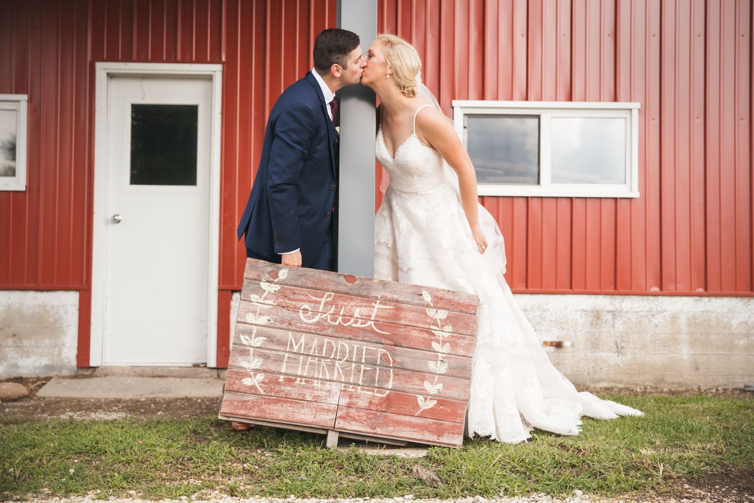 Dixon IL Wedding Photographer || Barnacopia Polo IL Wedding