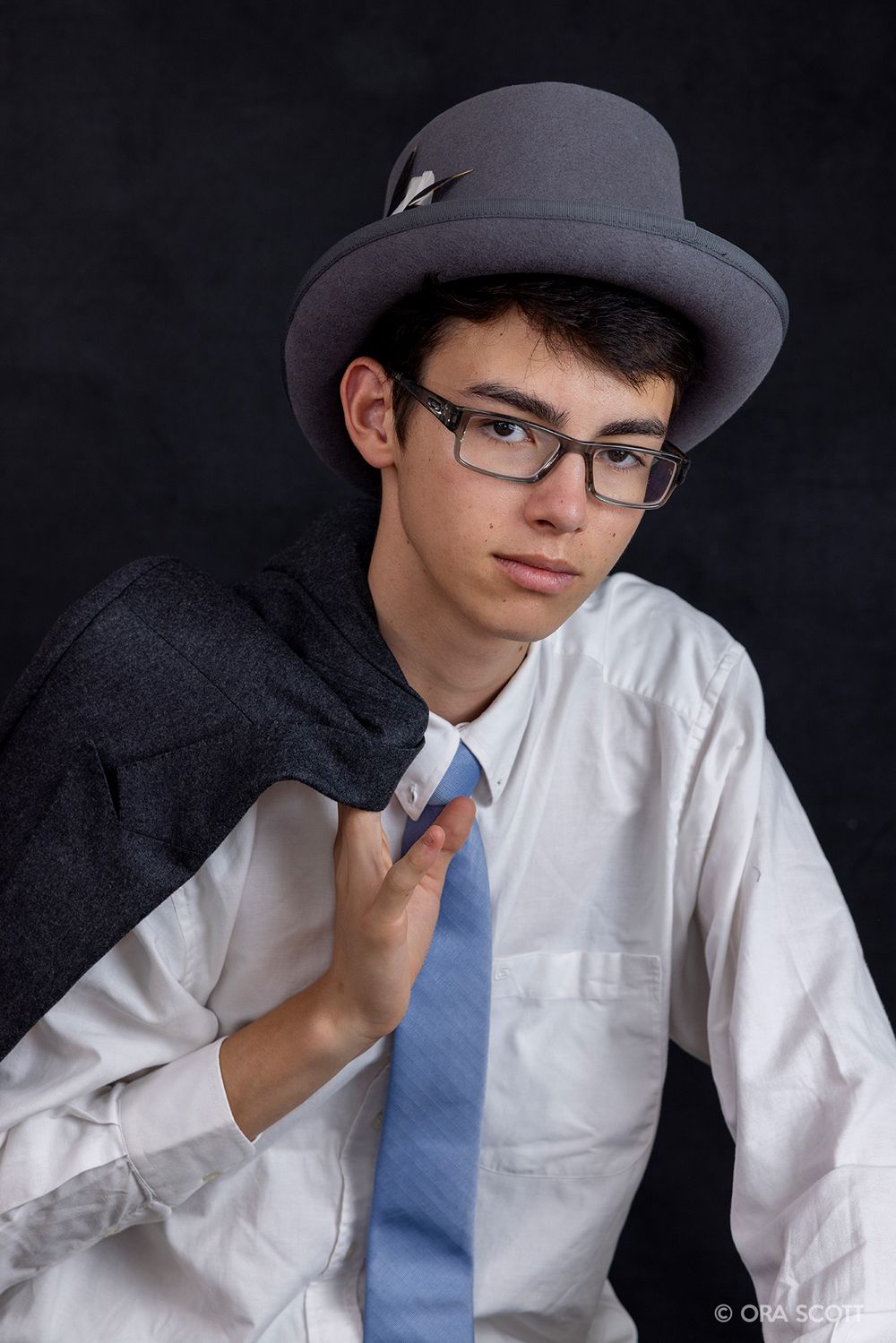 senior photo guy with top hat prom pics maui