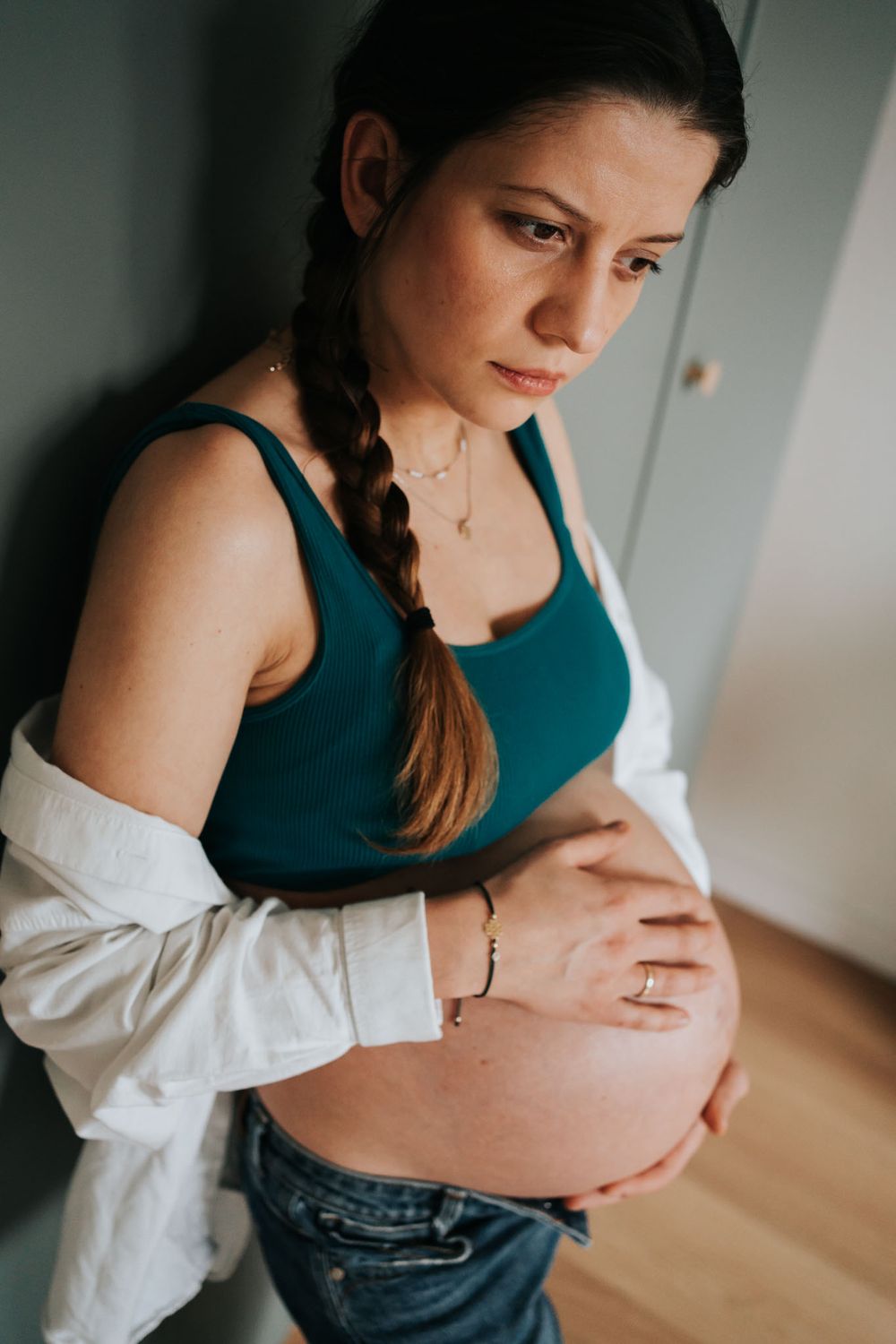 przyszła mama obejmuje brzuszek - fotograf Kraków