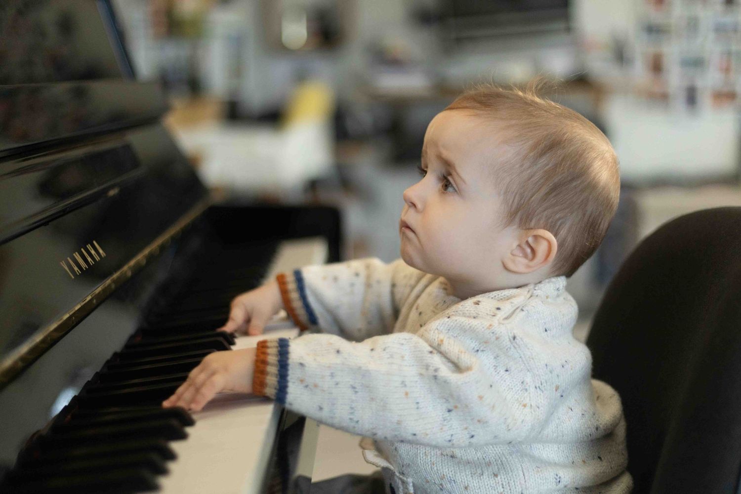 bebe tocando el piano