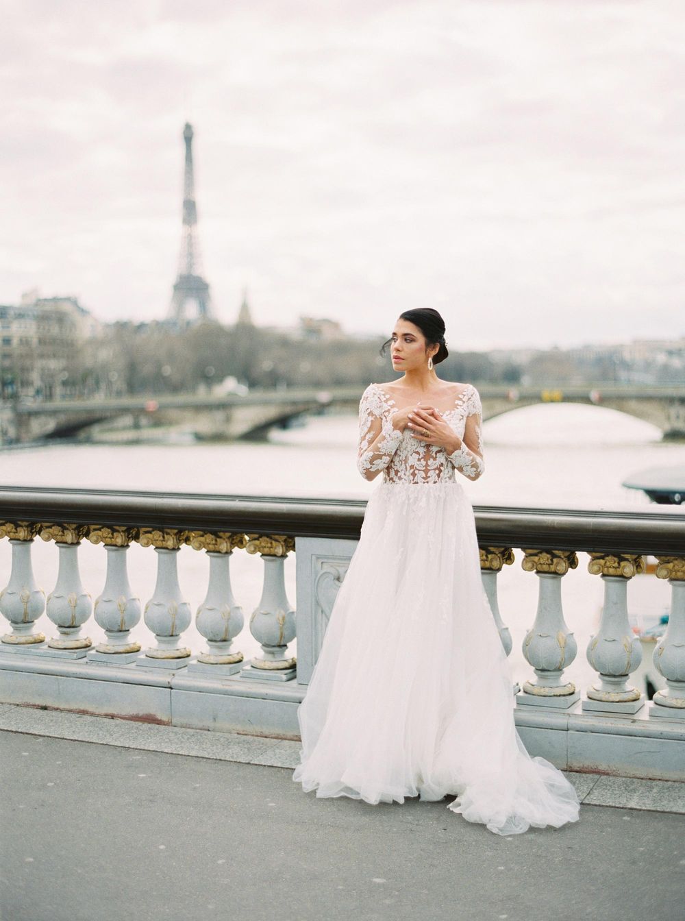 A chic bride posing for a wedding photo shoot in Paris, captured by a skilled photographer.