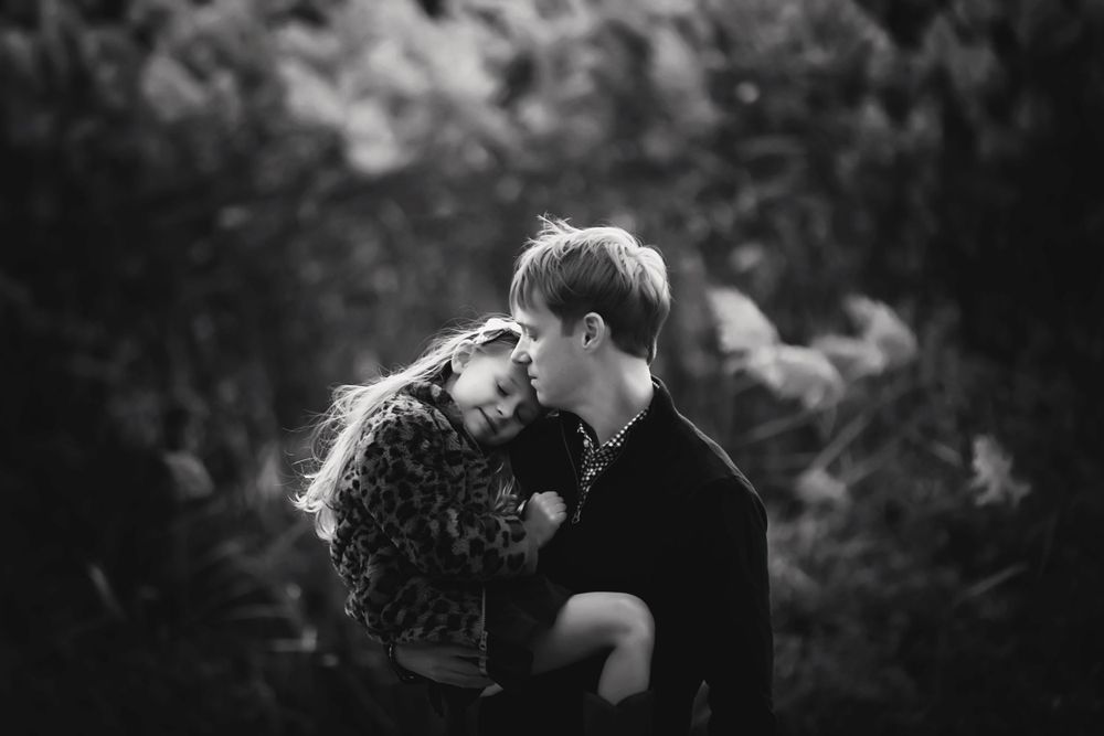 Nj family photography dad kissing daughter on the head