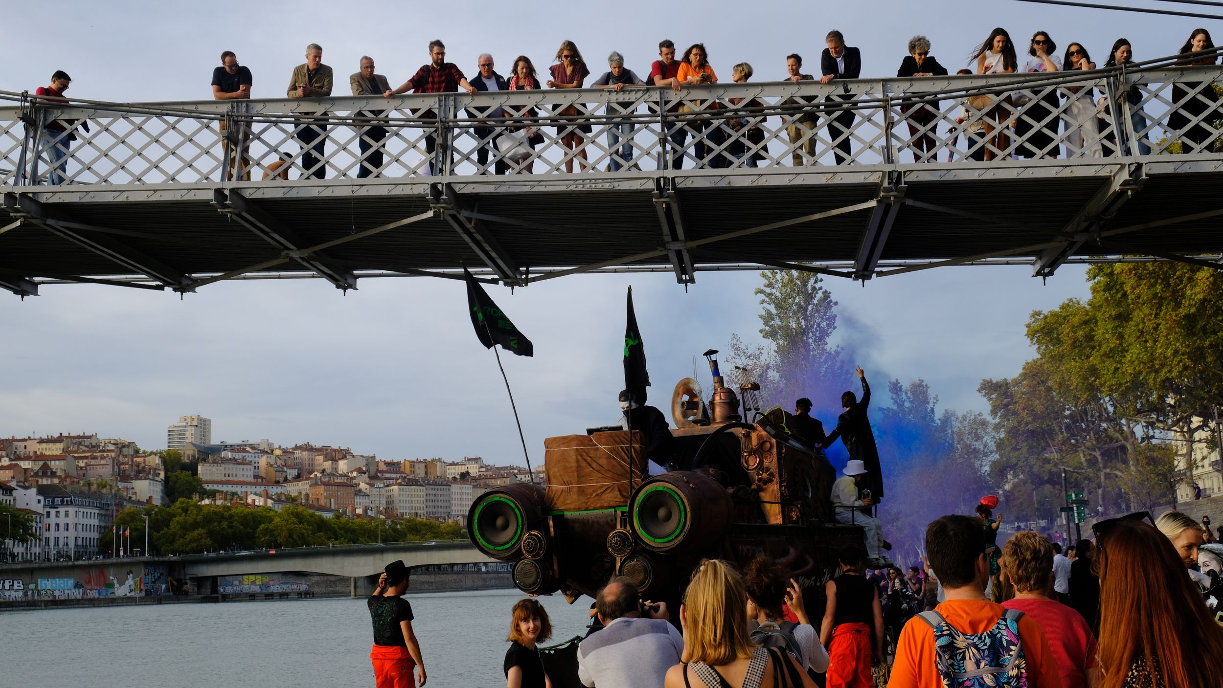des curieux se regroupent sur un pont