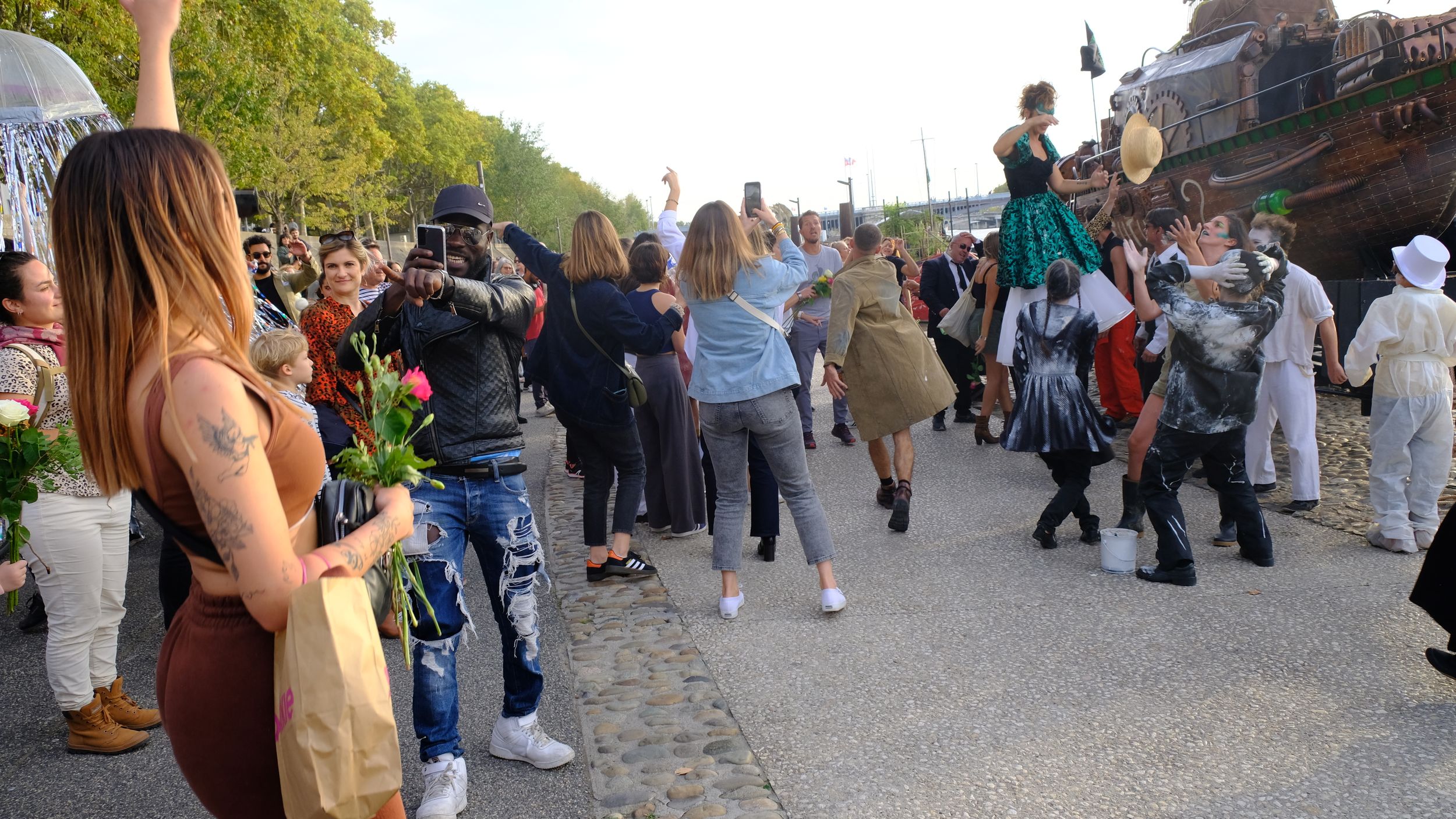 les passants sauvegardent ce souvenir