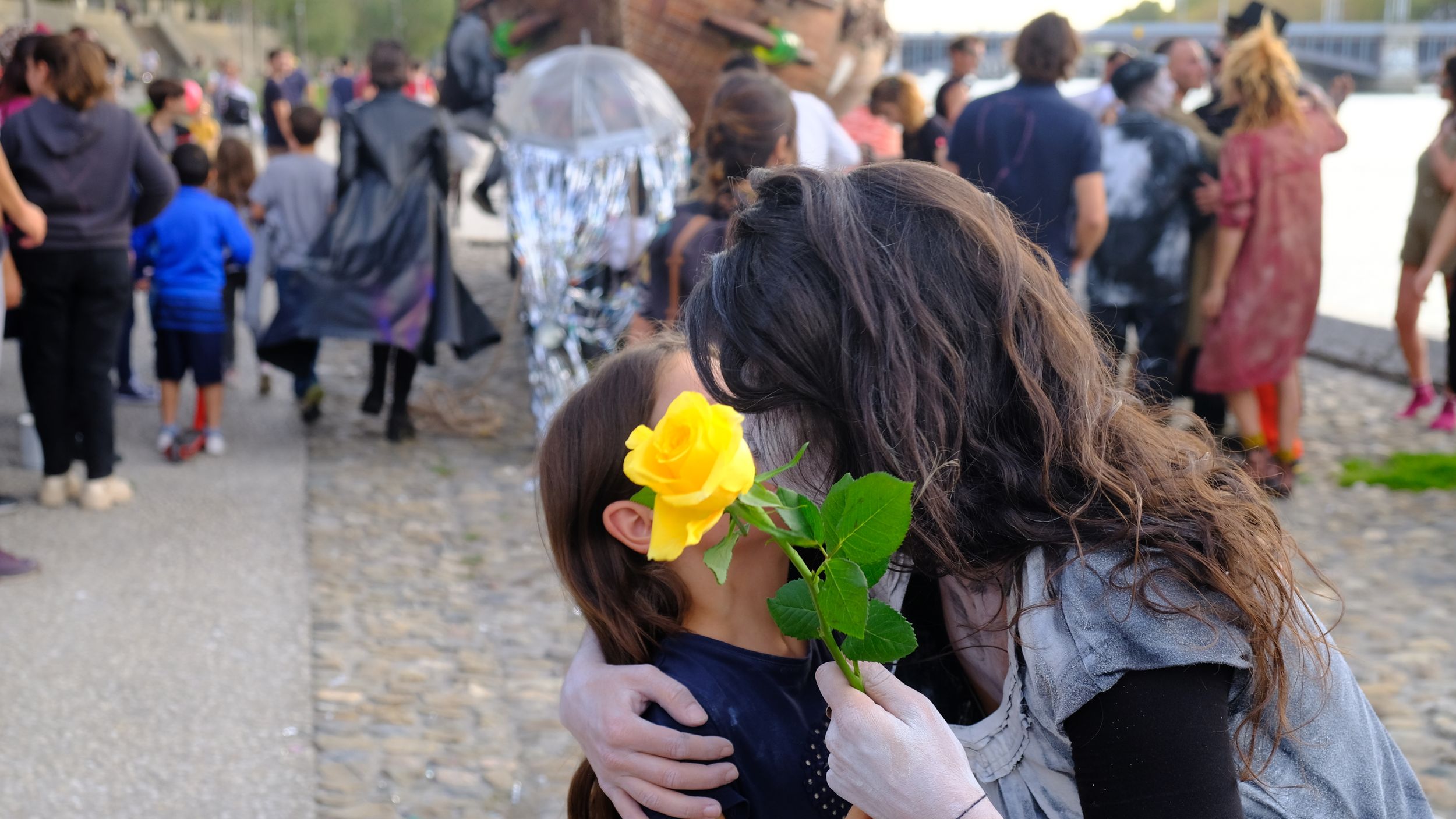une comédienne donne une rose à une jeune fille