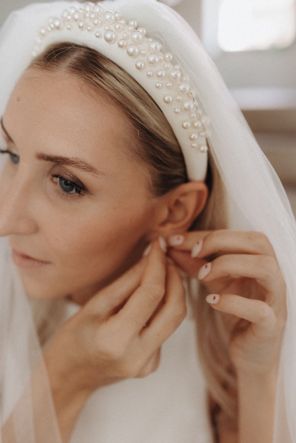 Braut gibt sich ihren Schmuck rauf