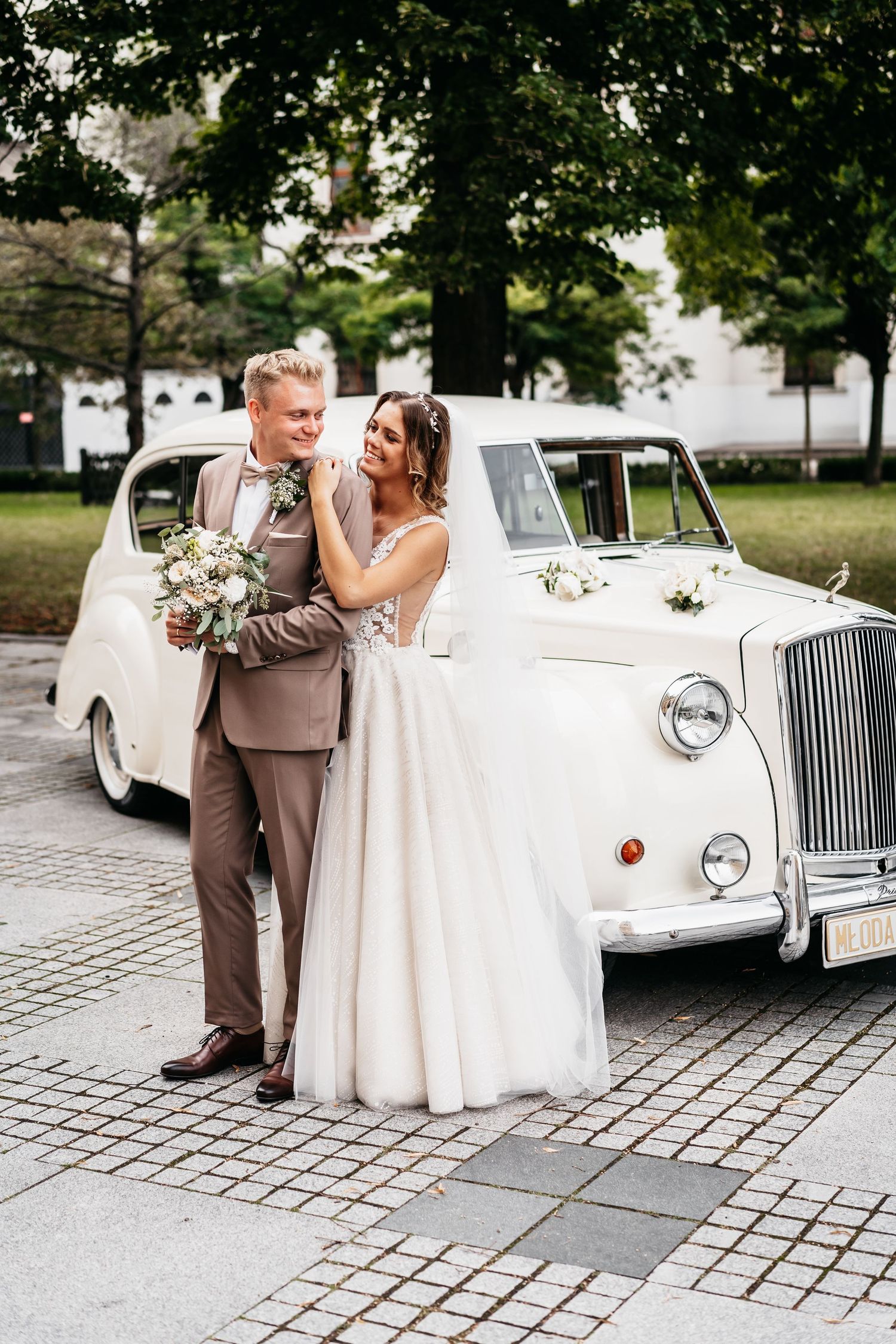 Sesja Plenerowa Katedra Łódzka Auto Para Młoda