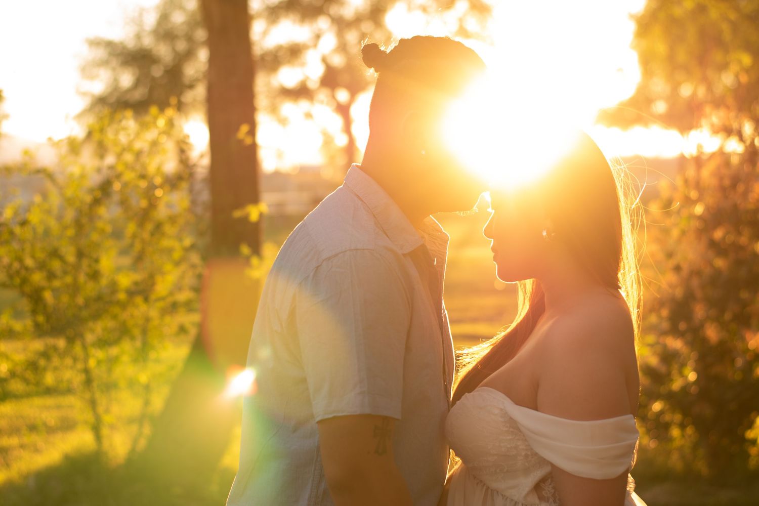 ALT= "COUPLES SUNSET PHOTOSHOOT WITH GREENERY"