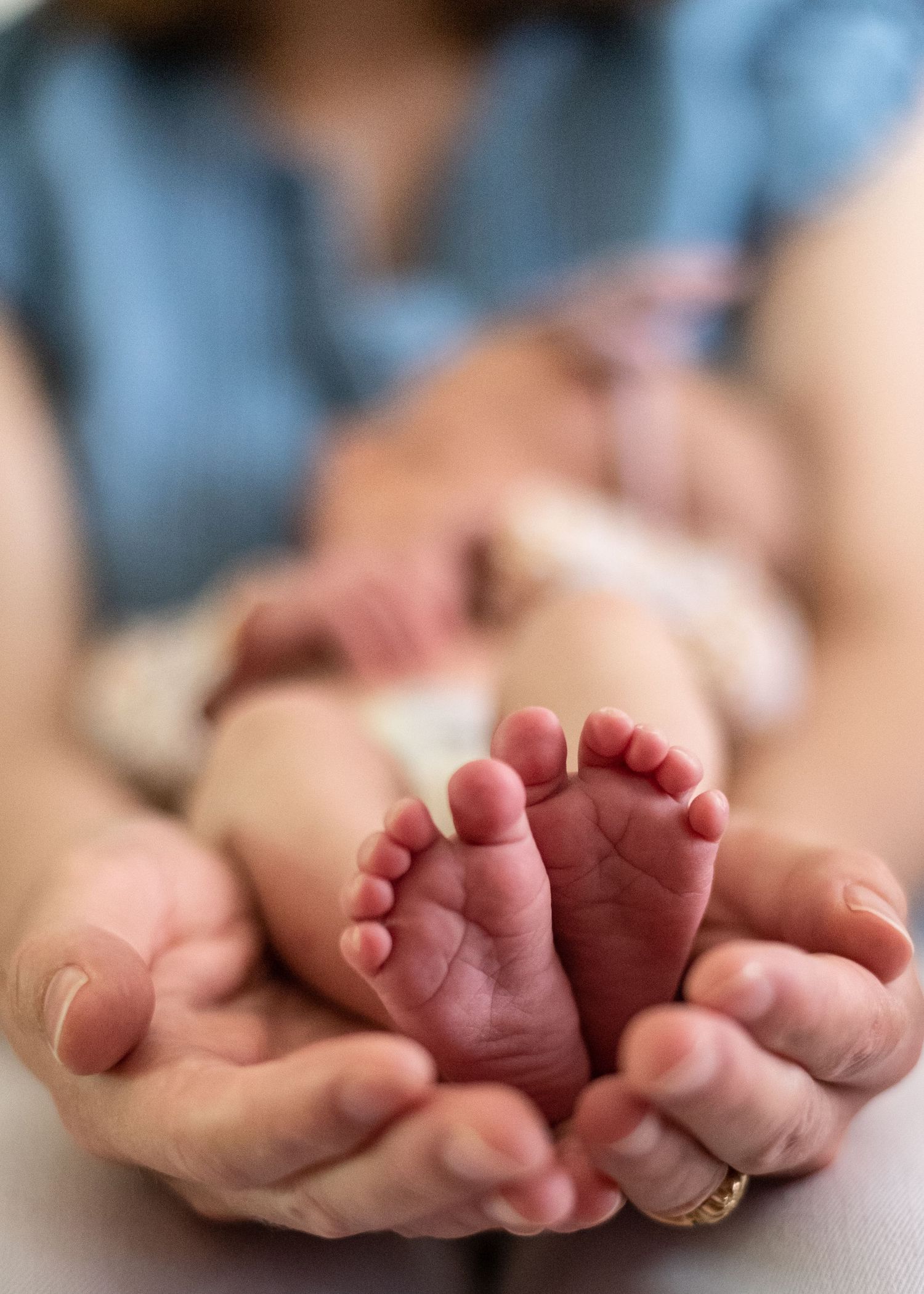 Picture of mom holding newborn feet.