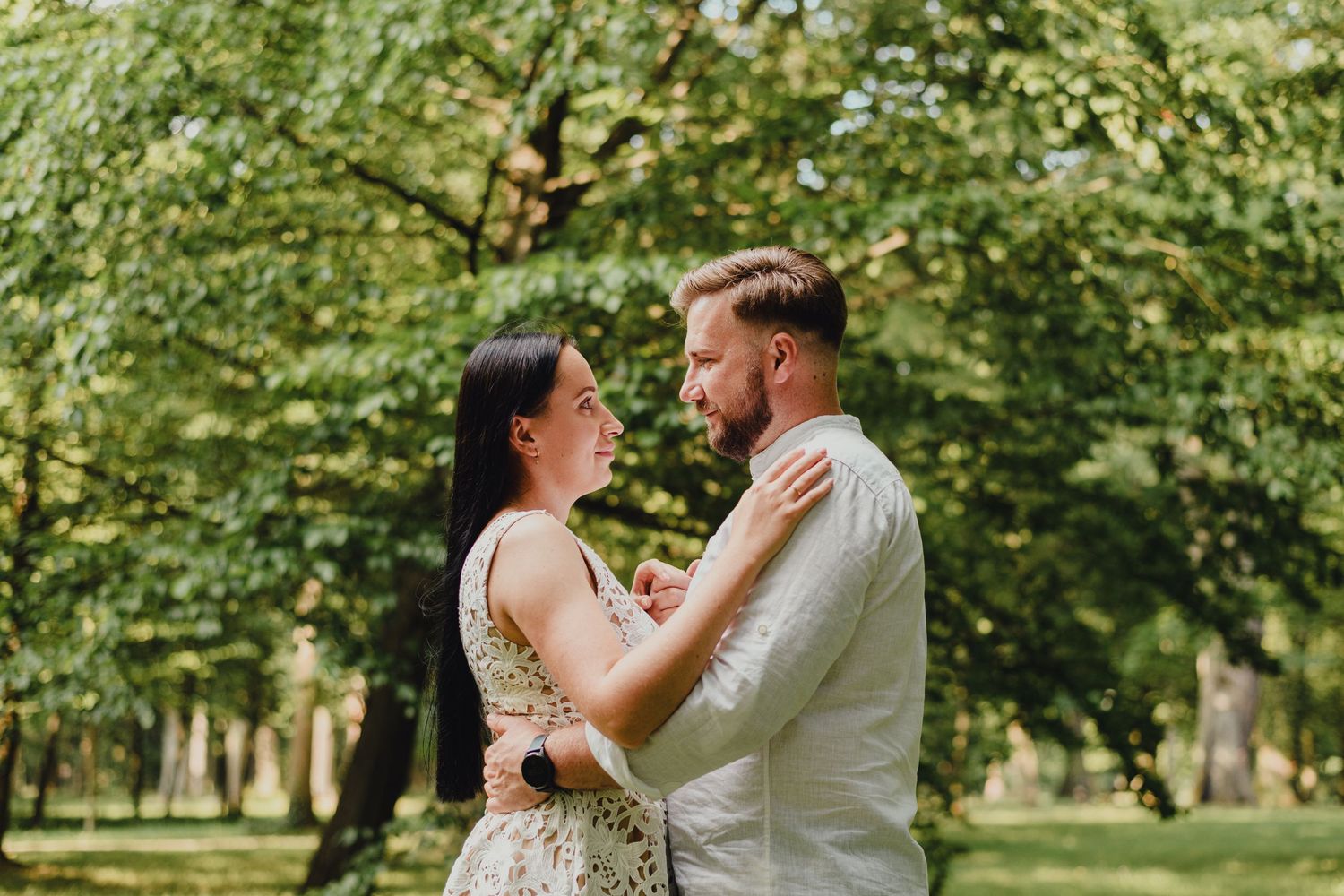 Romantic outdoor photoshoot in a lush green park setting.