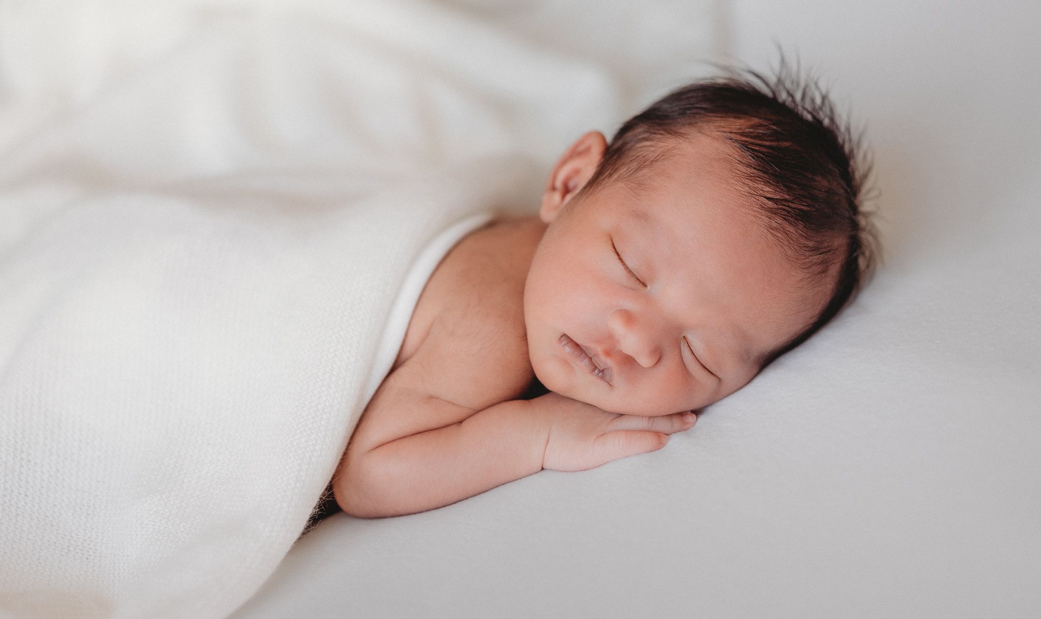 sleeping newborn in-home photoshoot