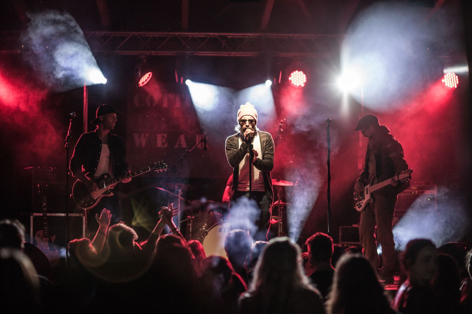 Fans und Publikum vor der Bühne der Tiroler Rock Coverband Cotton Underwear