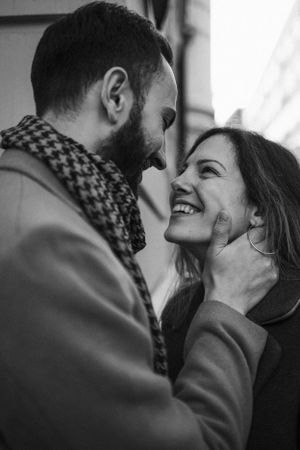 любовна фотосесия - момче гледа влюбено приятелката сипрофесионален фотограф софия, сватбен фотограф софия, сватбен фото