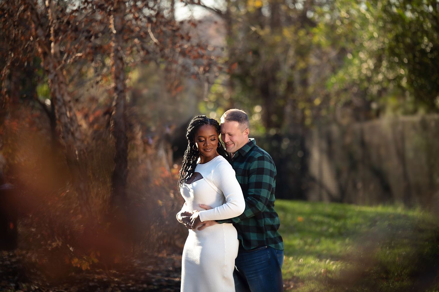 Outdoor autumn engagement photoshoot showing moments of affection in a natural setting.