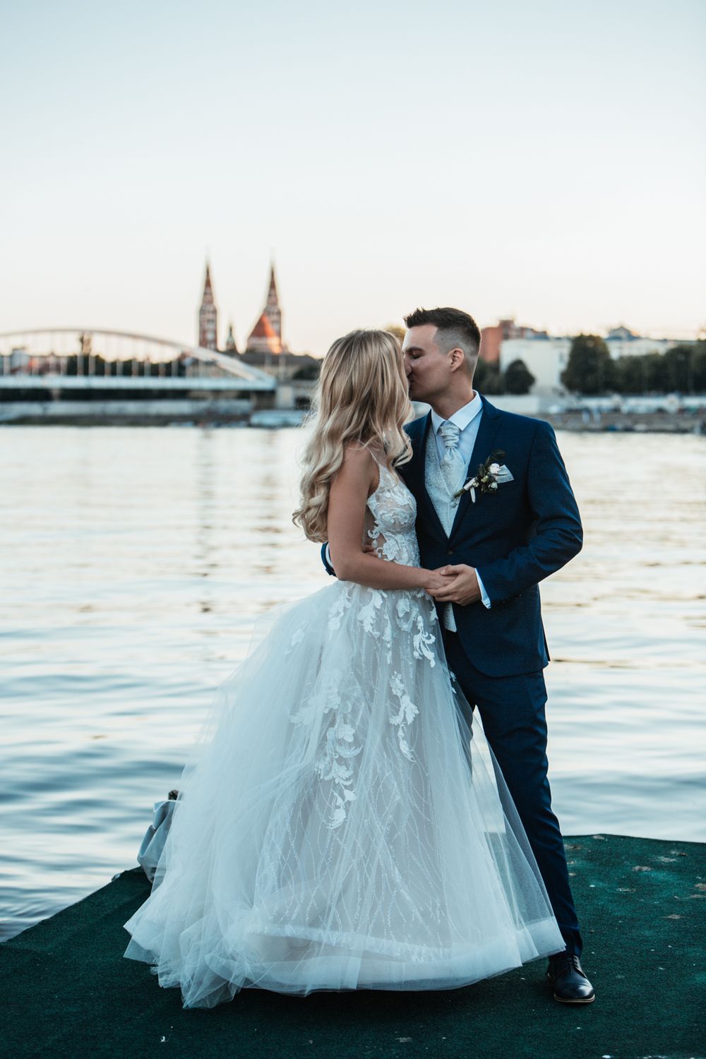 „Esküvői kreatív fotózás – romantikus pillanatok művészi stílusban.