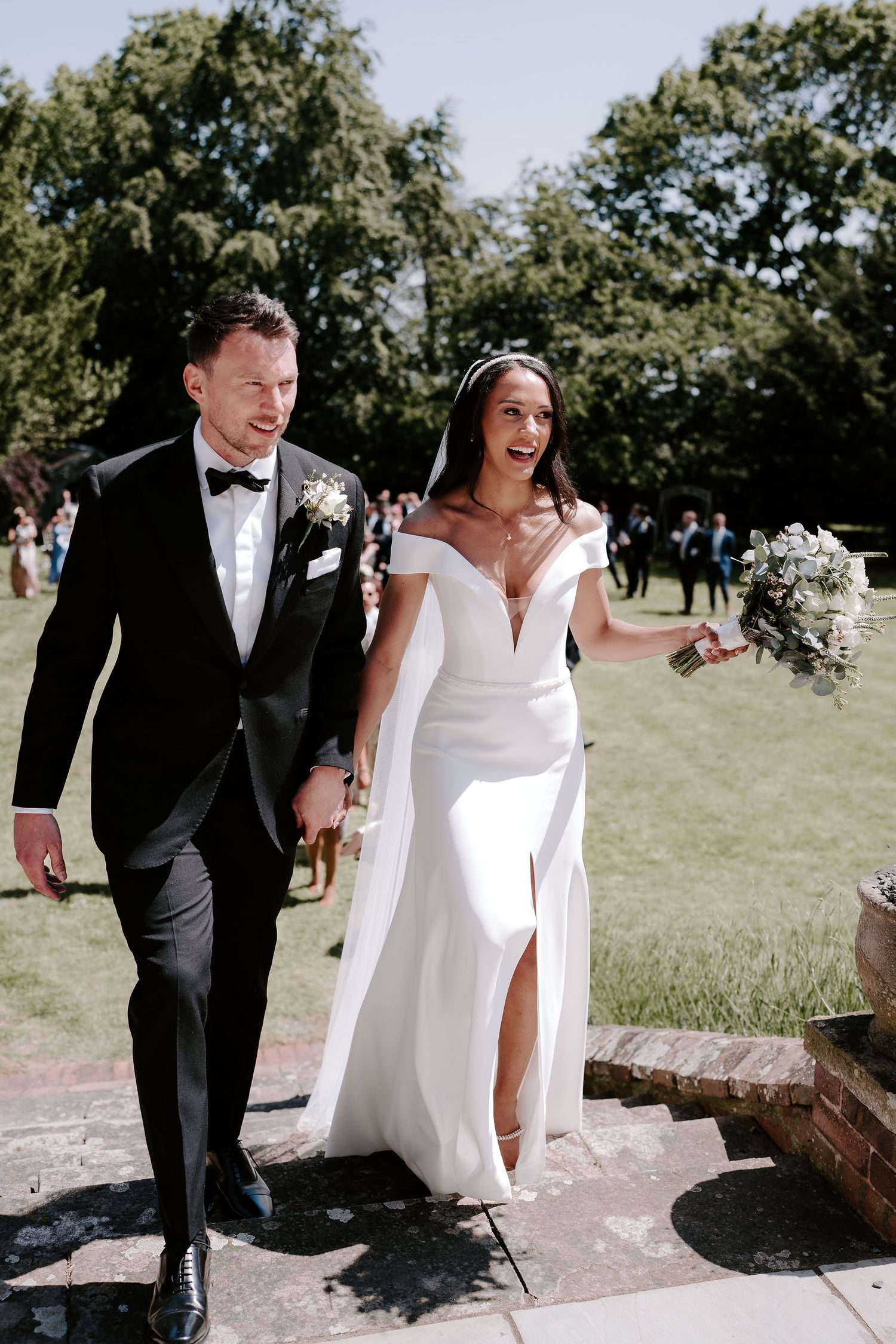 bride-and-groom-just-married-stockton-house-outdoor-wedding-ceremony