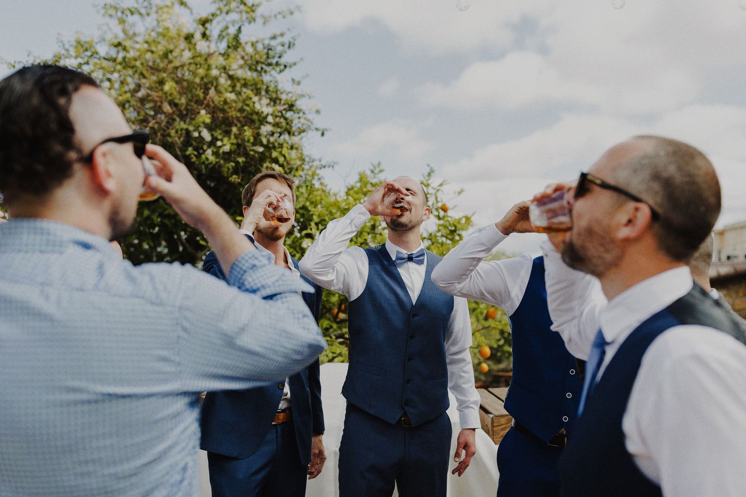 E Noelle Photography backyard wedding in Hidden Hills Los Angeles, groomsmen cheersing before wedding