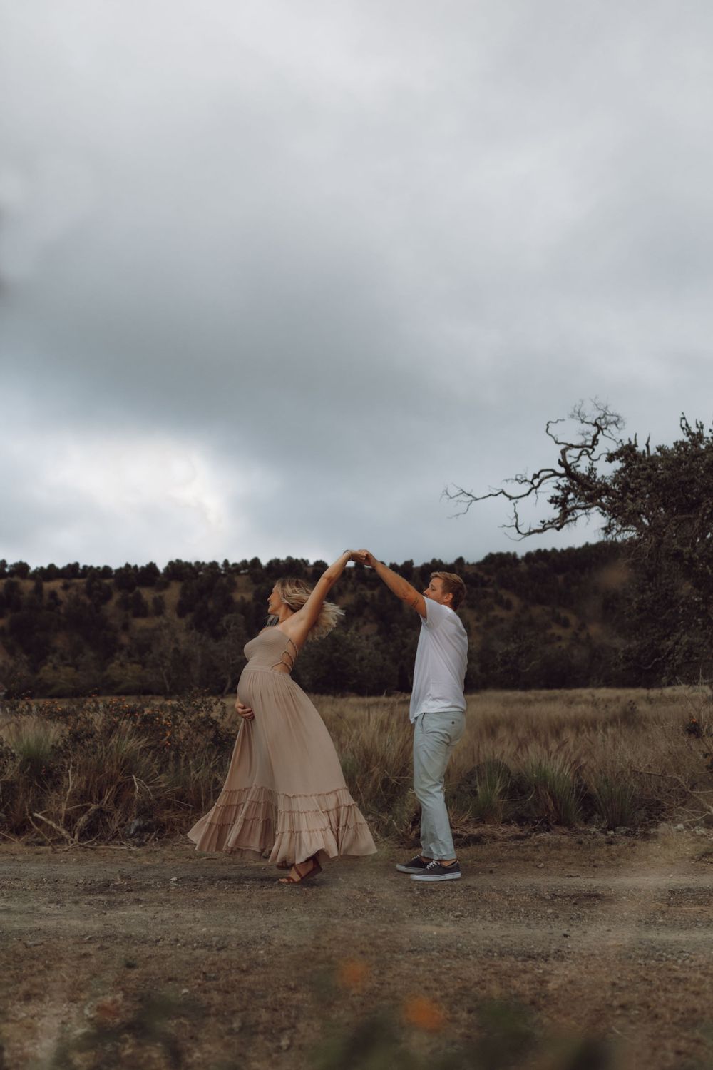 Maternity photo with husband in a field in Hawaii
