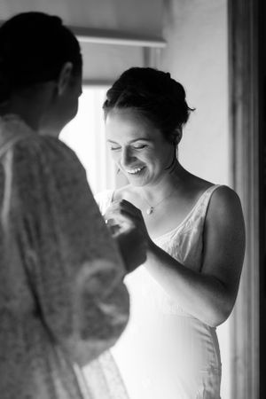 Elopement bruiloft trouwen in Spanje bruidspaar trouwboeket