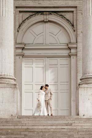 Elopement bruiloft trouwen in Brussel bruidspaar trouwboeket