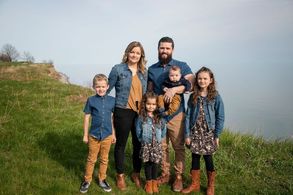 A Family photo session with 6 people by the water in Newcastle Ontario by Samuel Wilmot Nature Area