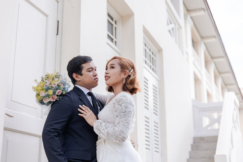 Wedding couple posing at Fort Canning in front of a white colonial building