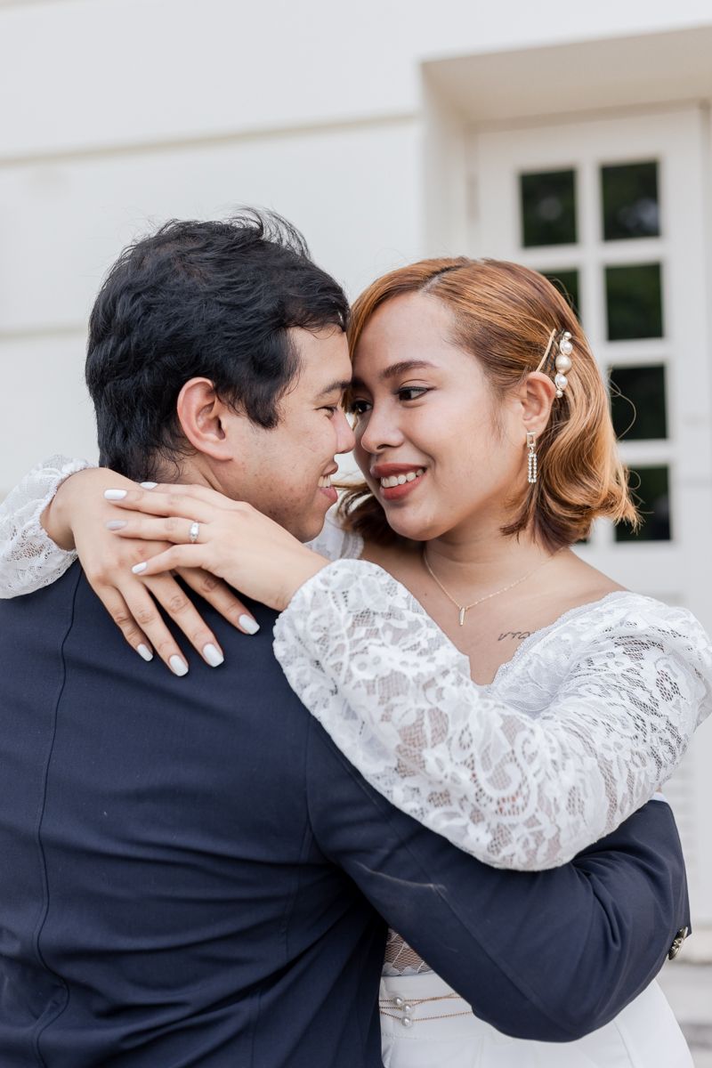 Wedding couple posing at Fort Canning in front of a white colonial building