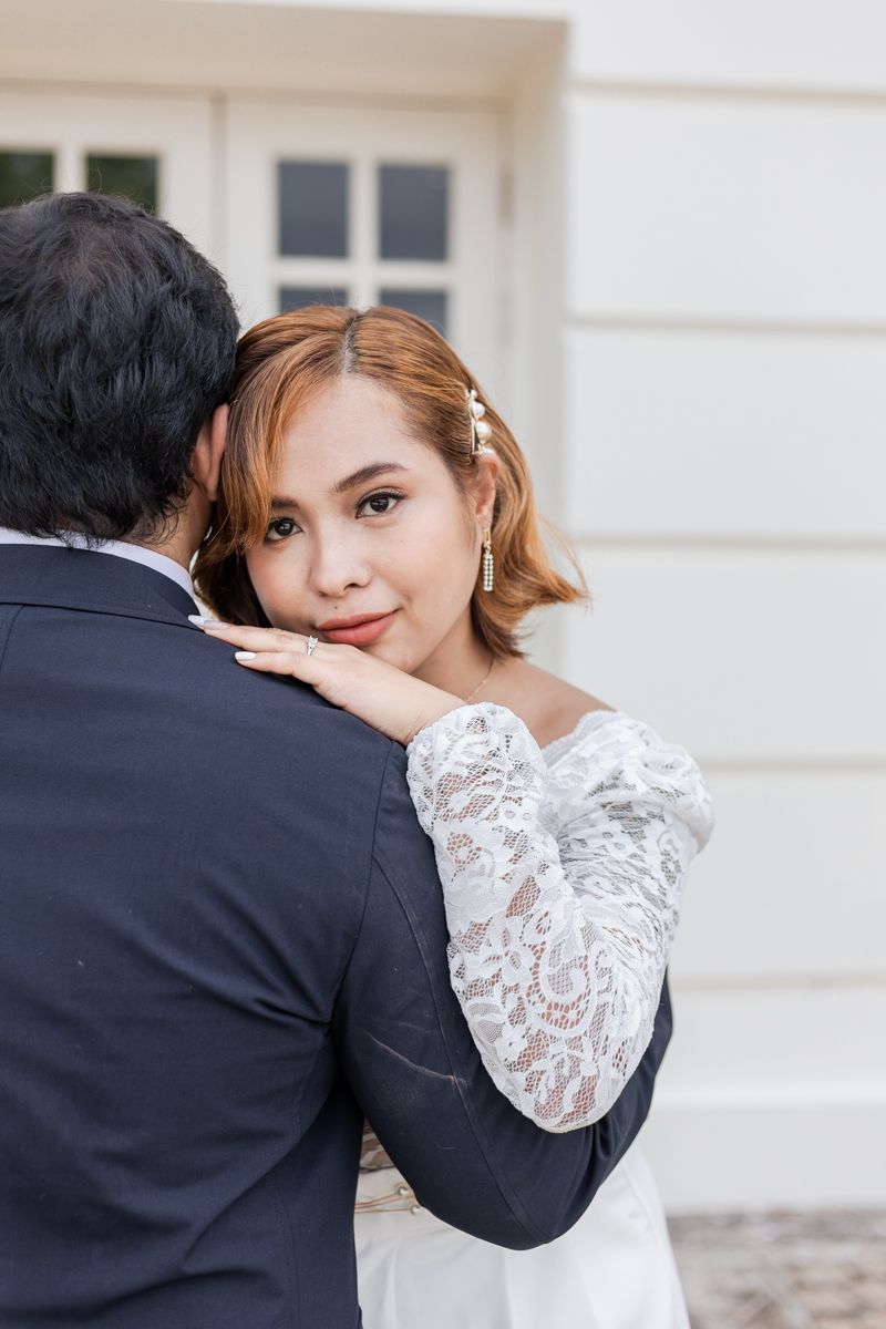 Wedding couple posing at Fort Canning in front of a white colonial building