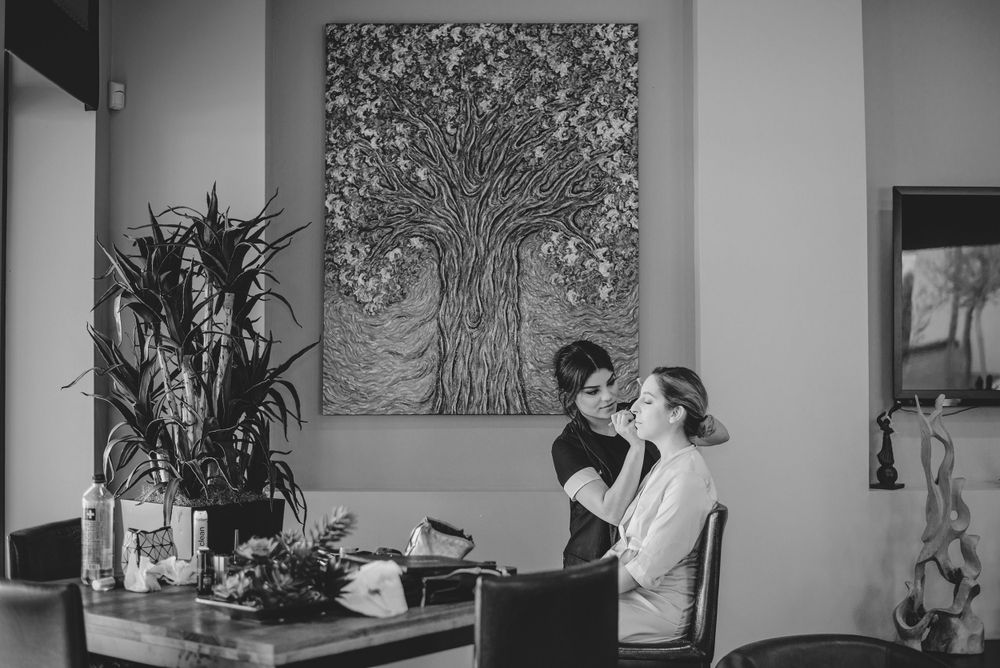 bride's getting ready. make up artist. black and white. bride's accesories. getting ready. Rancho Guadalupe. Edinburg
