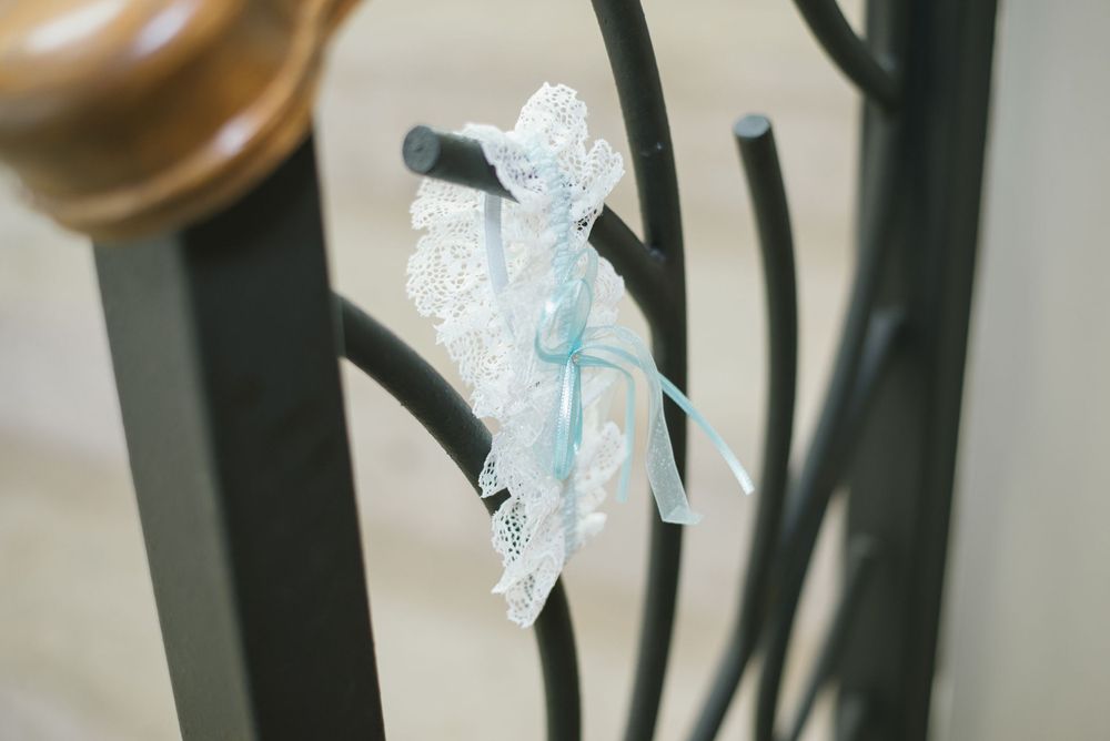 bride's garter. wedding accesories. getting ready. bride's accesories. getting ready. Rancho Guadalupe. Edinburg, Texas.