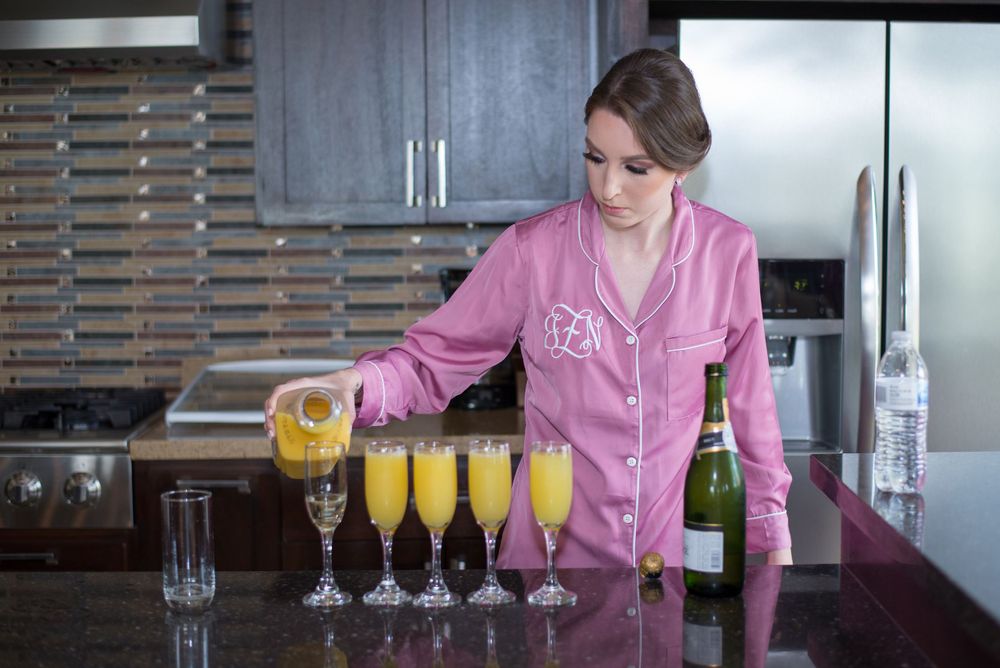 bride's getting ready. mimosas. wedding toast. bride's accesories. getting ready. Rancho Guadalupe. Edinburg, Texas