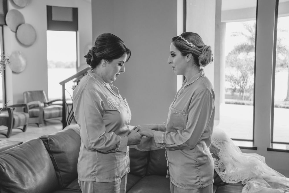 mother and daughter momento. getting ready. bride's accesories. getting ready. Rancho Guadalupe. Edinburg, Texas. Weddin