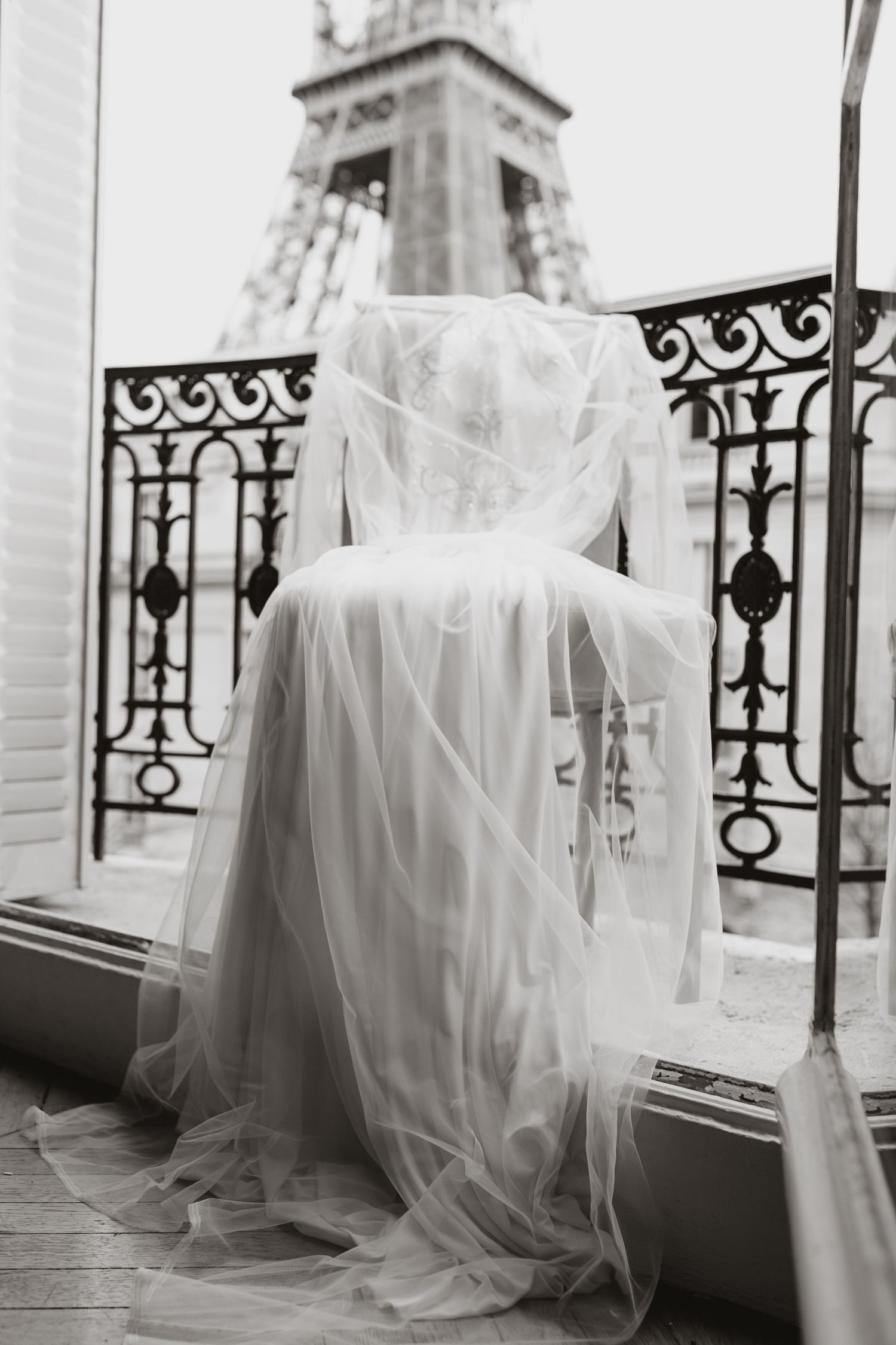 Eiffel tower backdrop for detailed photos for a elopement in Paris