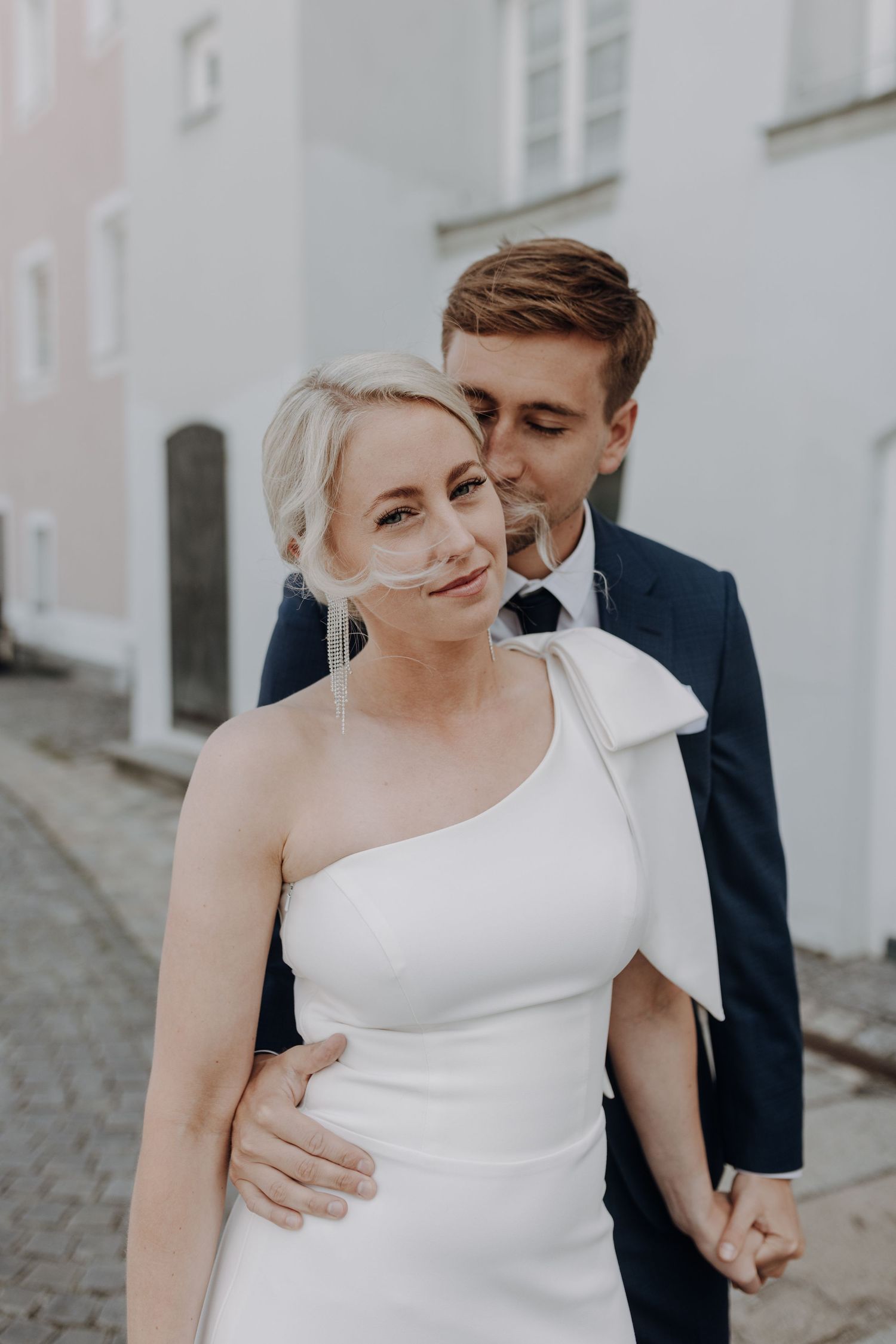 Brautpaar und die Braut schaut in die Kamera