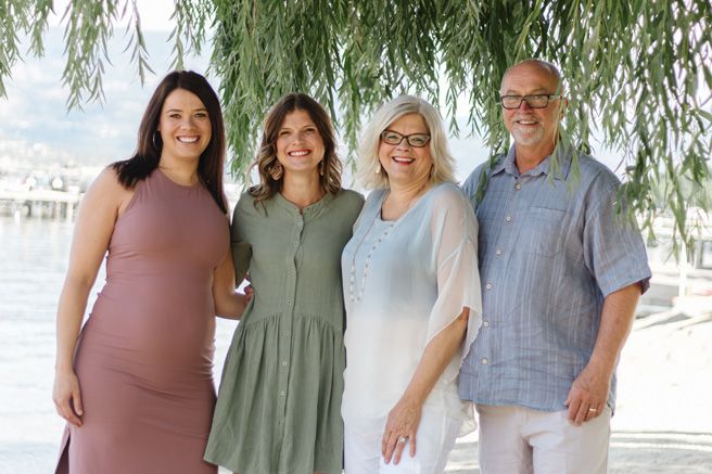 Extended family portrait session under willow trees with water in background.