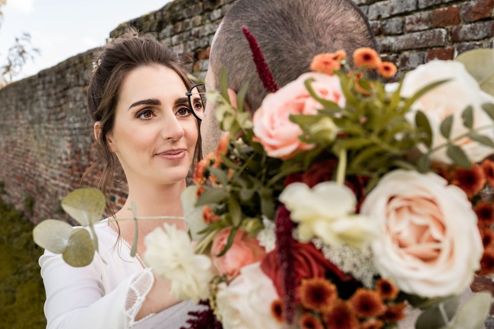 Mooie close-up van het glimlachende gezicht van de bruid, stralend van geluk op hun trouwdag