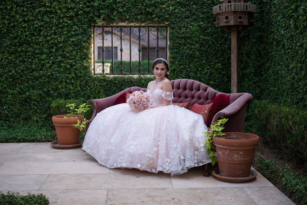 girl seating on red couch outside. quinceanera. Casa Polonia. Weslaco, Texas. Wedding photography