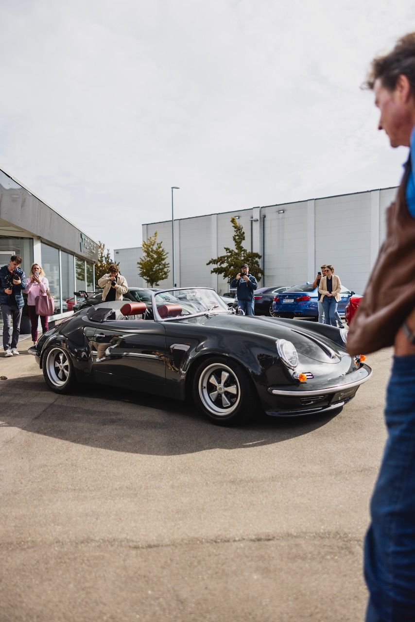 Walter Röhrls Porsche 356 Speedster, "Röhrl Roadster" genannt in einer Gruppe von Leuten