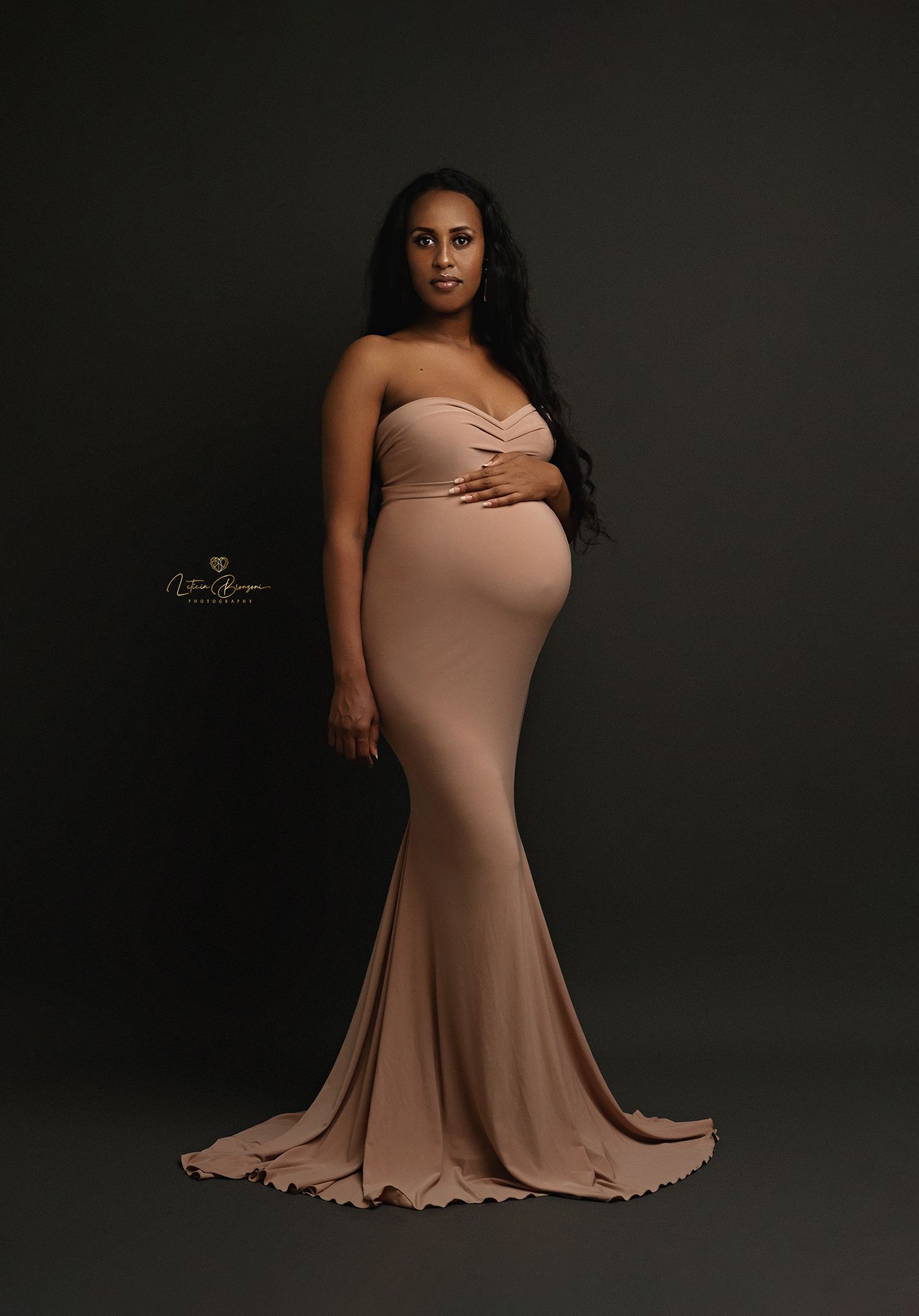 Gravidfotografering inomhus i studio Stockholm