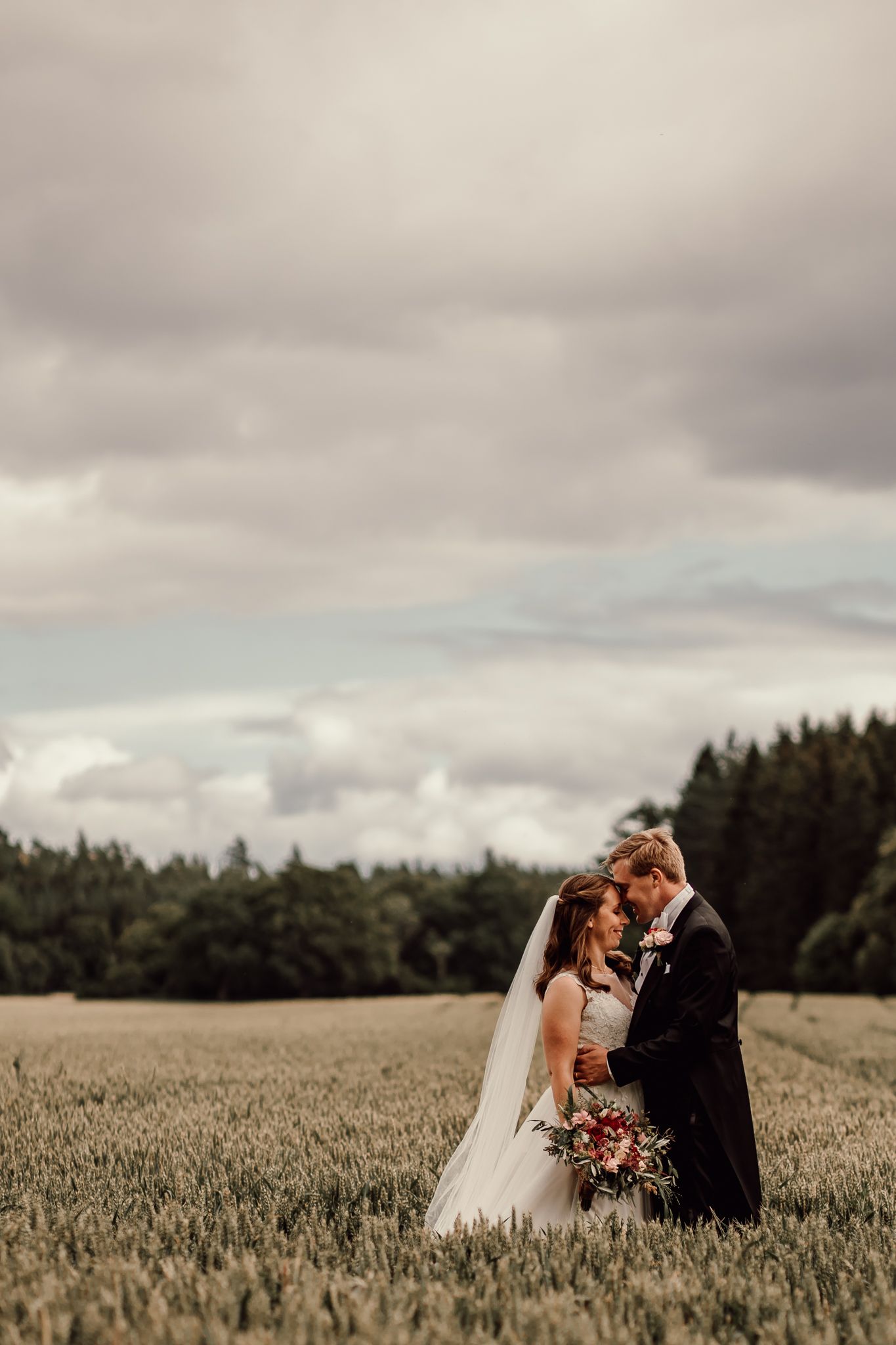 Bröllop, Bröllopsporträtt vetefält, Bröllopsfotograf, fotograf, Therese Båvenmark, Grönsöö, Enköping, Uppland, Sverige