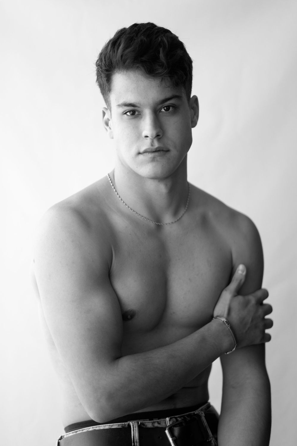 poserende man in fotostudio