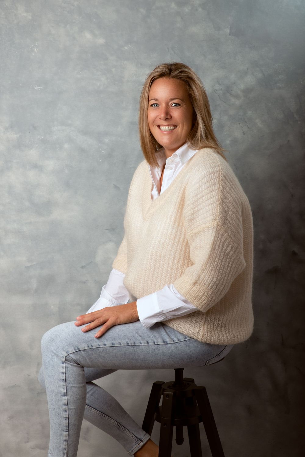 zittende vrouw in studio