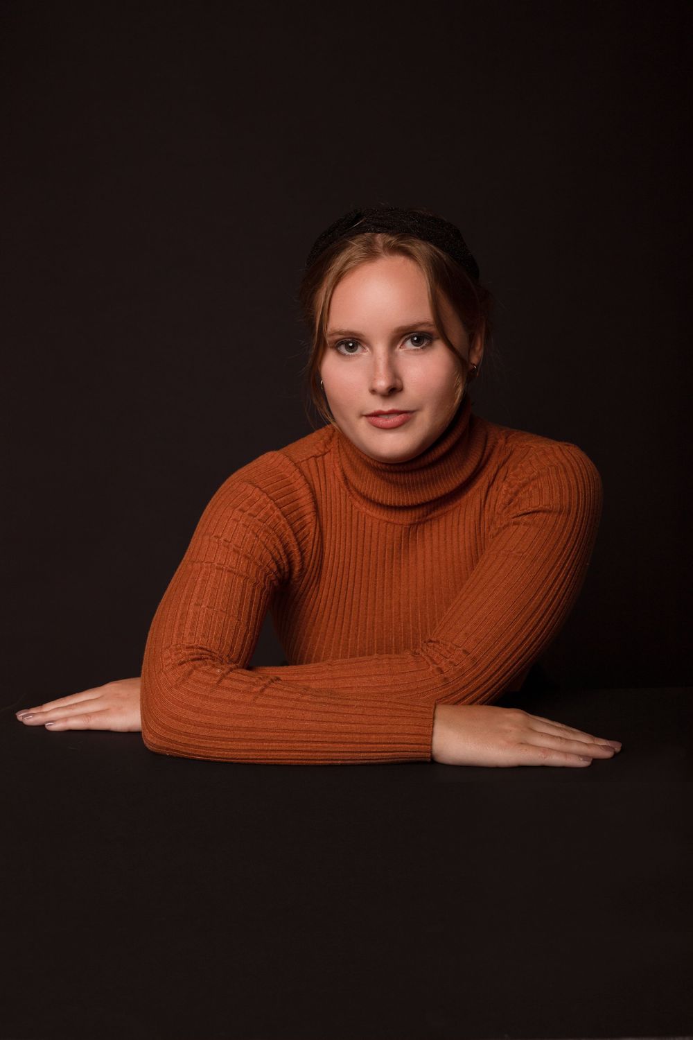 vrouw zittend aan een poseertafel