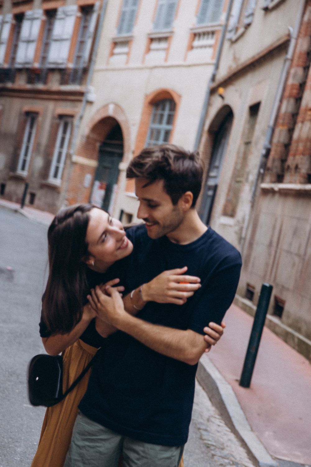 seance photo en couple dans les rues de toulouse
