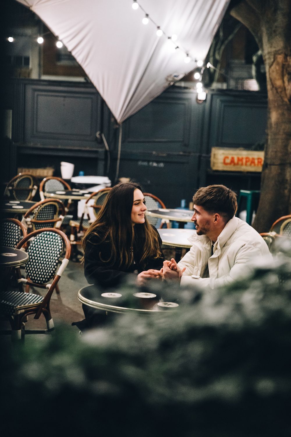 dans un café photo couple